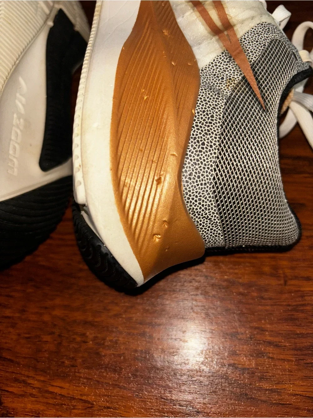Nike Air Zoom Winflo 8 Premium Running Shoes Sail Metallic Copper Coin Sneakers